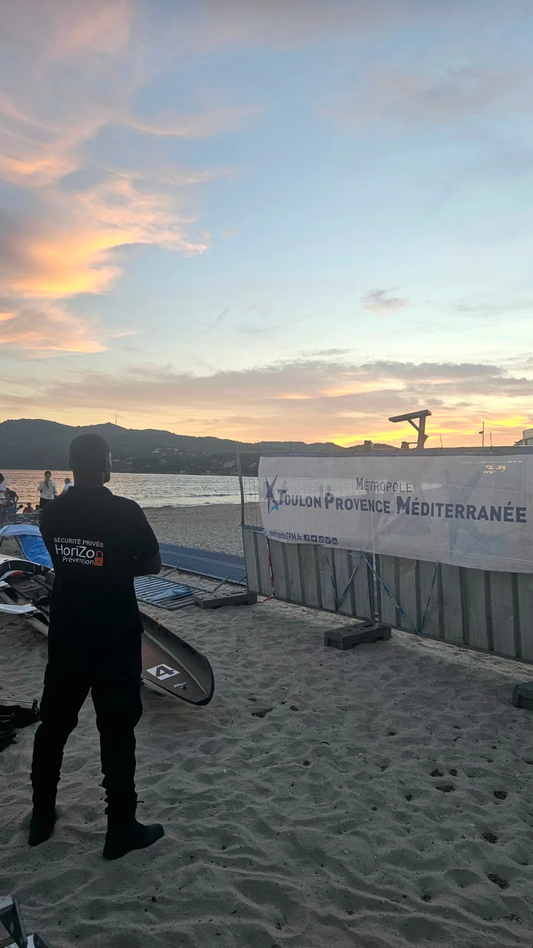 Agent HoriZon Prévention en surveillance lors d’un événement au coucher du soleil