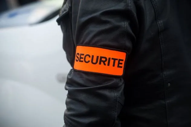Agent de sécurité portant un brassard Sécurité