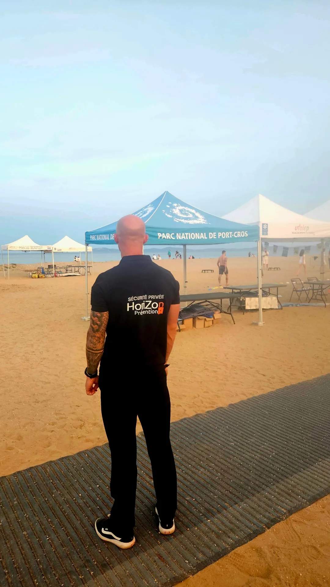 Agent HoriZon Prévention lors d’une mission de sécurité événementielle sur le littoral varois